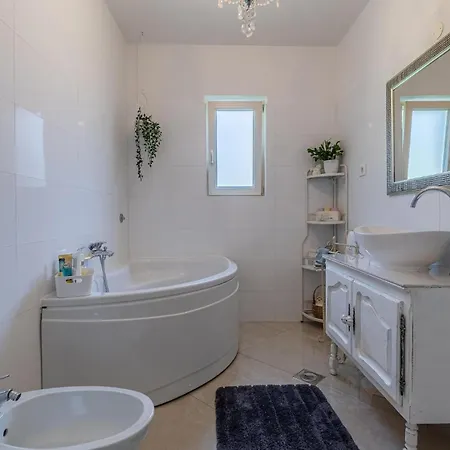 Holiday home Lovely In With Kitchen Krsan
