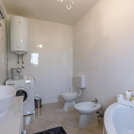Holiday home Lovely In With Kitchen Krsan