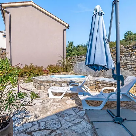 Holiday home Lovely In With Kitchen Krsan